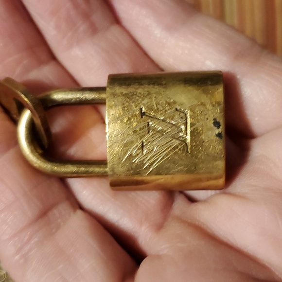LV scratched lock & broken key - Picture 2 of 2
